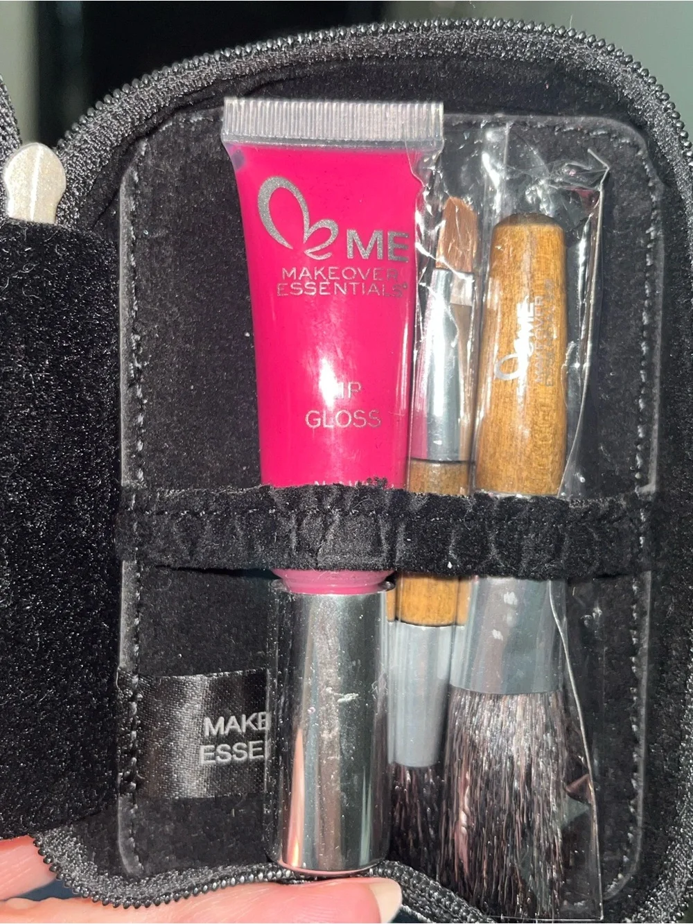 New Makeover Essentials 8 Eyeshadows With Brushes And Hot Pink Lipgloss